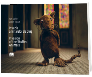 Invazia animalelor de plus. Invasion of the Stuffed Animals (Editie bilingva)